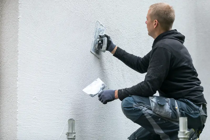 Hier zijn we bezig met een buitenmuur stucen in Helmond.