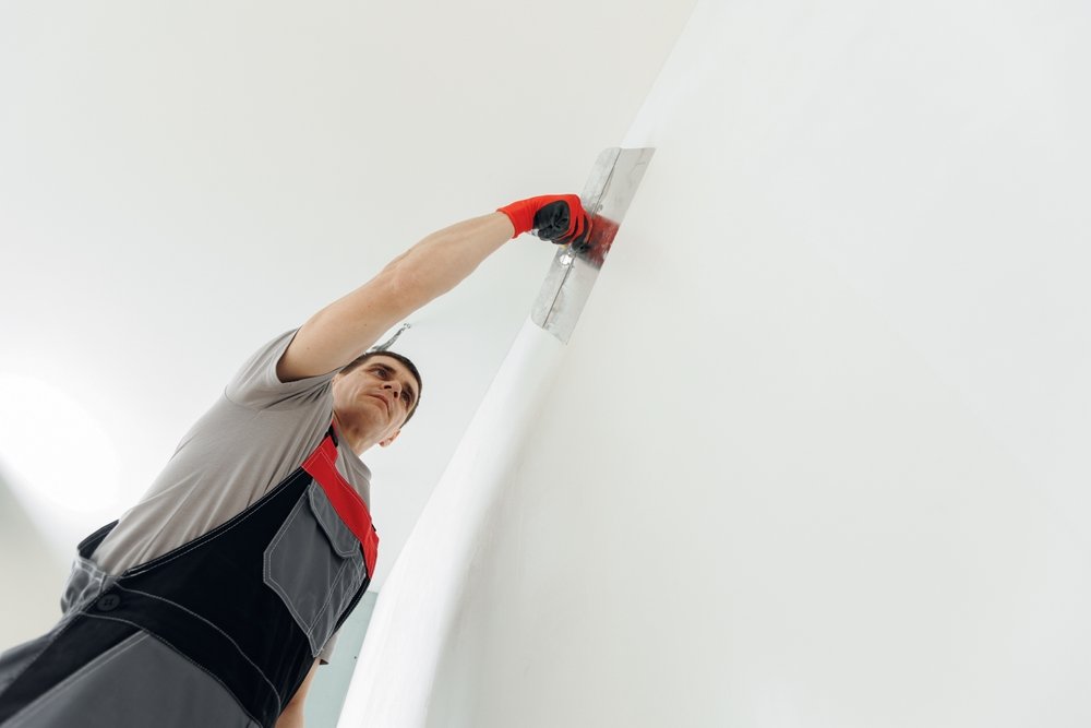 Onze stukadoor is de muren van een woning in Helmond aan het voorzien van sierpleister.